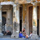 Relaxing in the arcades in Habana Vieja