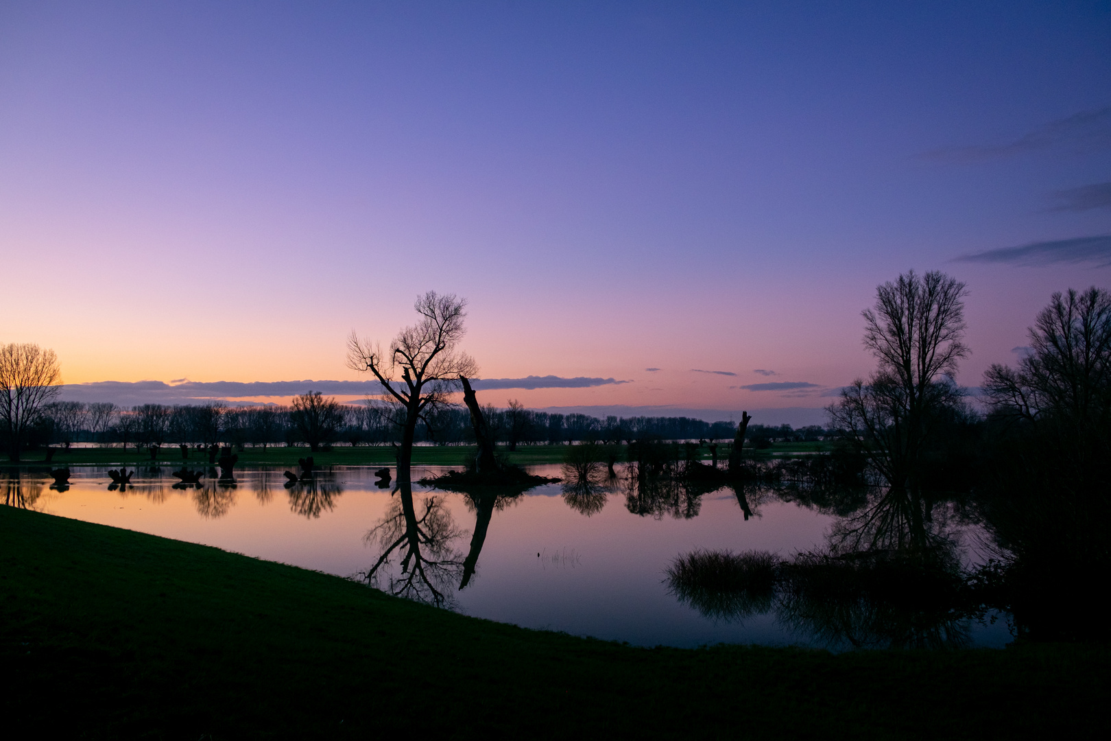 Relaxing walk at blue hour with great views.