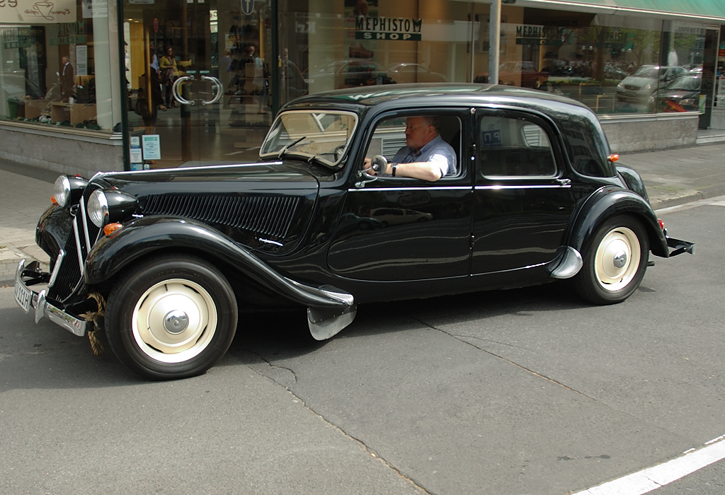 Relaxter Fahrer im Citroen 11CV Legère.