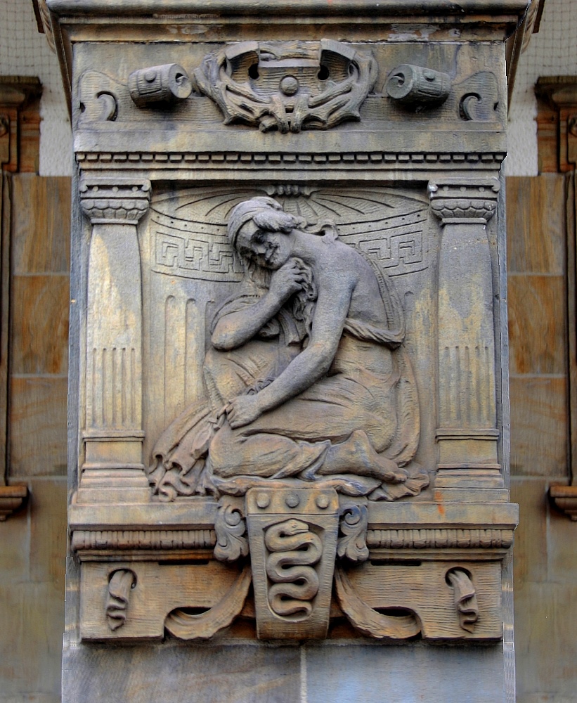 Relief am Altonaer Amtsgericht [rechts]