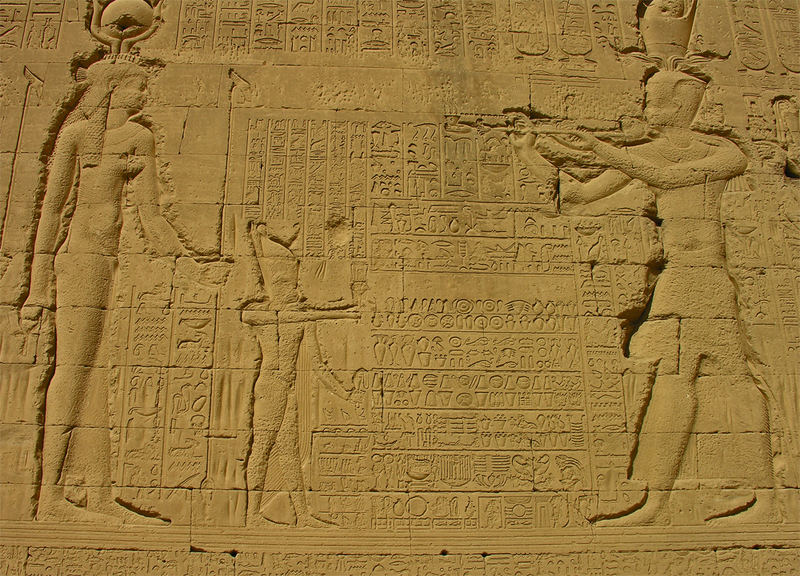 Relief - an der Außenwand vom Tempel in Dendera