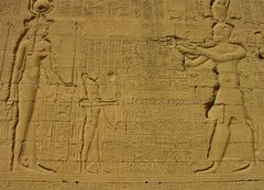 Relief - an der Außenwand vom Tempel in Dendera
