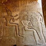 Relief - Pharao sitzt vor dem heiligen Isched-Baum