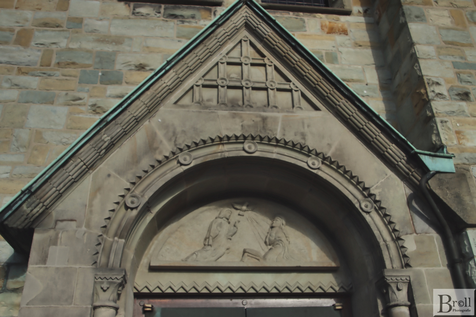 Relief über dem Haupteingang von St. Johannes d.T., Kirchhellen