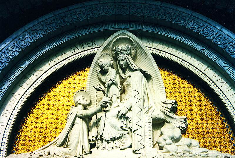 Relief über der Rosenkranzbasilika