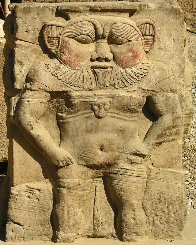 Relieffragment mit der Abbildung von Bes im Dendera - Tempel