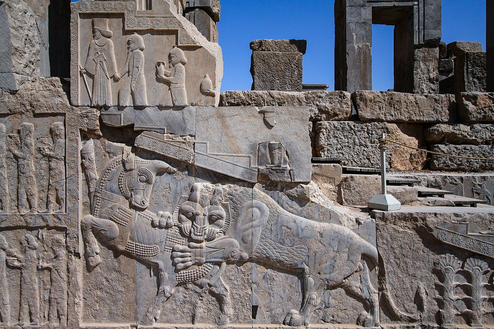 Reliefs an der Treppe zum Wohnpalast des Darius