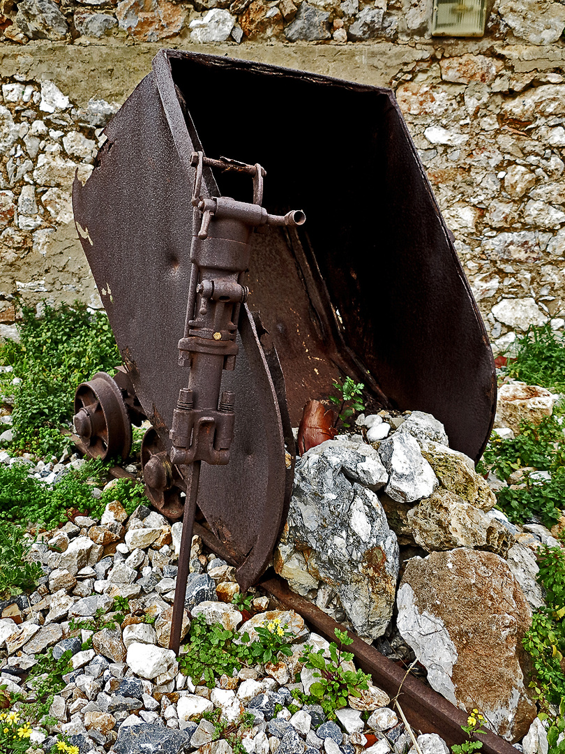 Relikt aus der Zeit des Bergbaus auf Sardinien / Relitto della epoca delle miniere in Sardegna