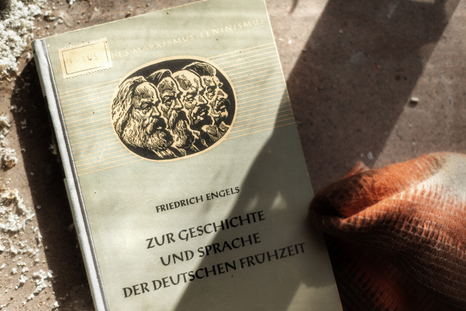 Relikt aus Zeiten der SED-Bezirksparteischule - Gesellschafts- und Wirschaftstheorie Engels´