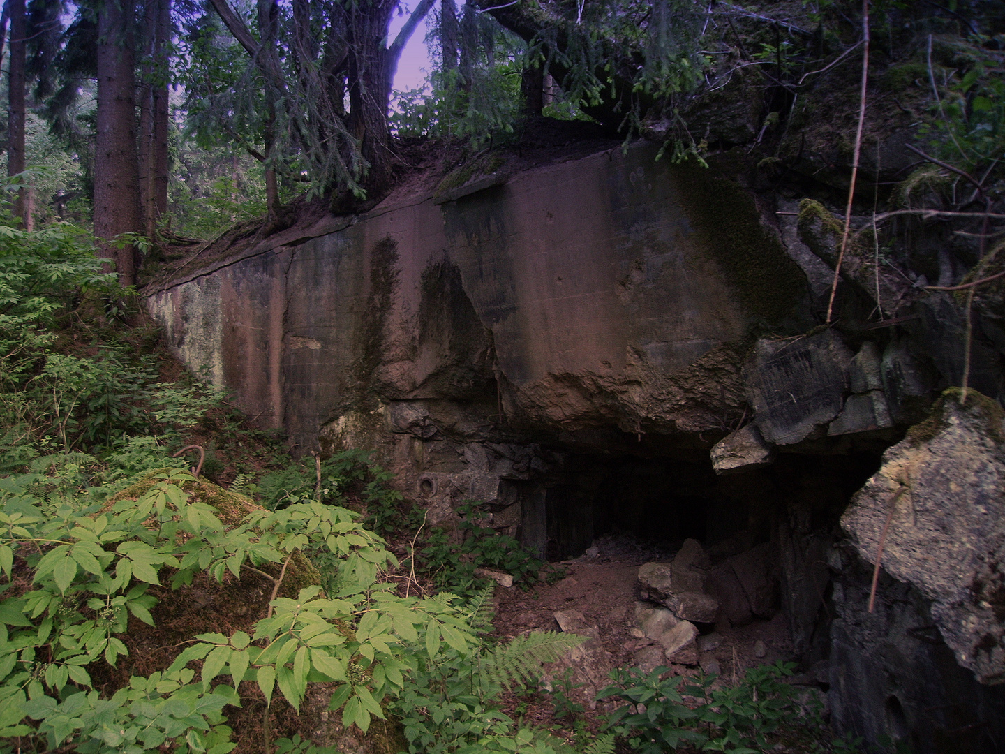 Relikte des 2- Weltkriegs - Bunker am "Boogeyman Hill"