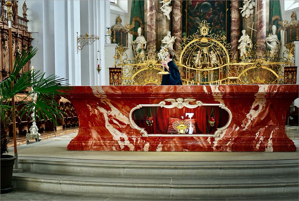 Reliquienschrein im Altartisch