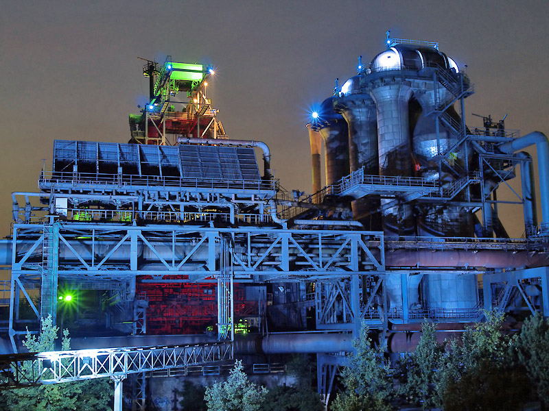 - RELOAD - Eine nächtliche Ansicht der beleuchteten Hochöfen im Landschaftspark Duisburg-Nord.