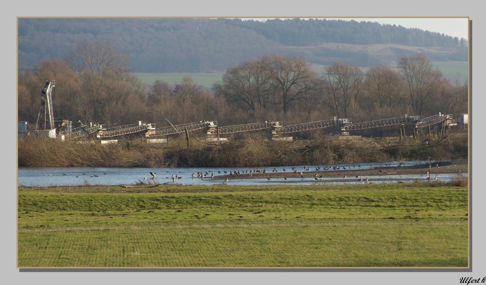 Reload ;"Industrieschrott" im Hintergrund der Geschiebesperre der Leine in Northeim / Hollenstedt.