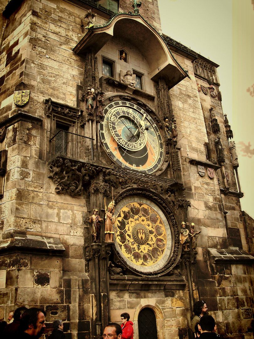 Reloj astronómico de la torre del antiguo Ayuntamiento de Praga