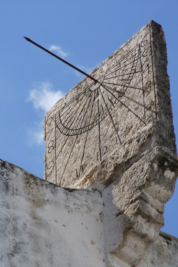 Reloj de sol, Izamal, México (Dime que hora marca el reloj?)