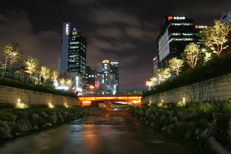 Renaturierter Fluss Cheonggyecheon