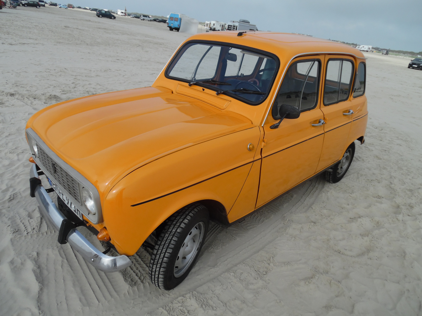 Renault R4 gelber Oldtimer am Strand von St. Peter Ording