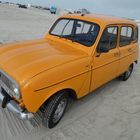 Renault R4 gelber Oldtimer am Strand von St. Peter Ording