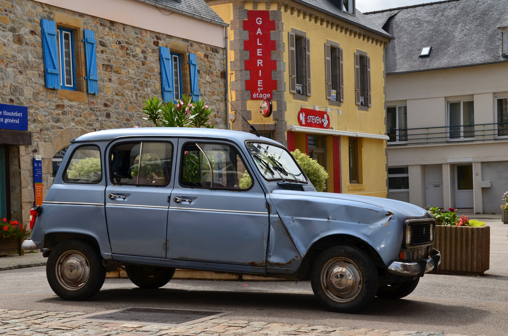 Renault R4 im natürlichen Lebensraum: Bretagne