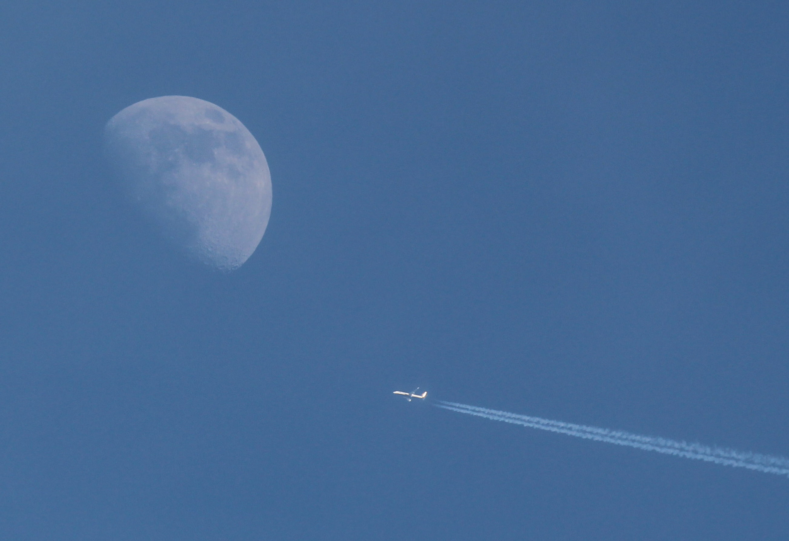 Rendevous von Sonne und Mond und ein Flug zum Mond