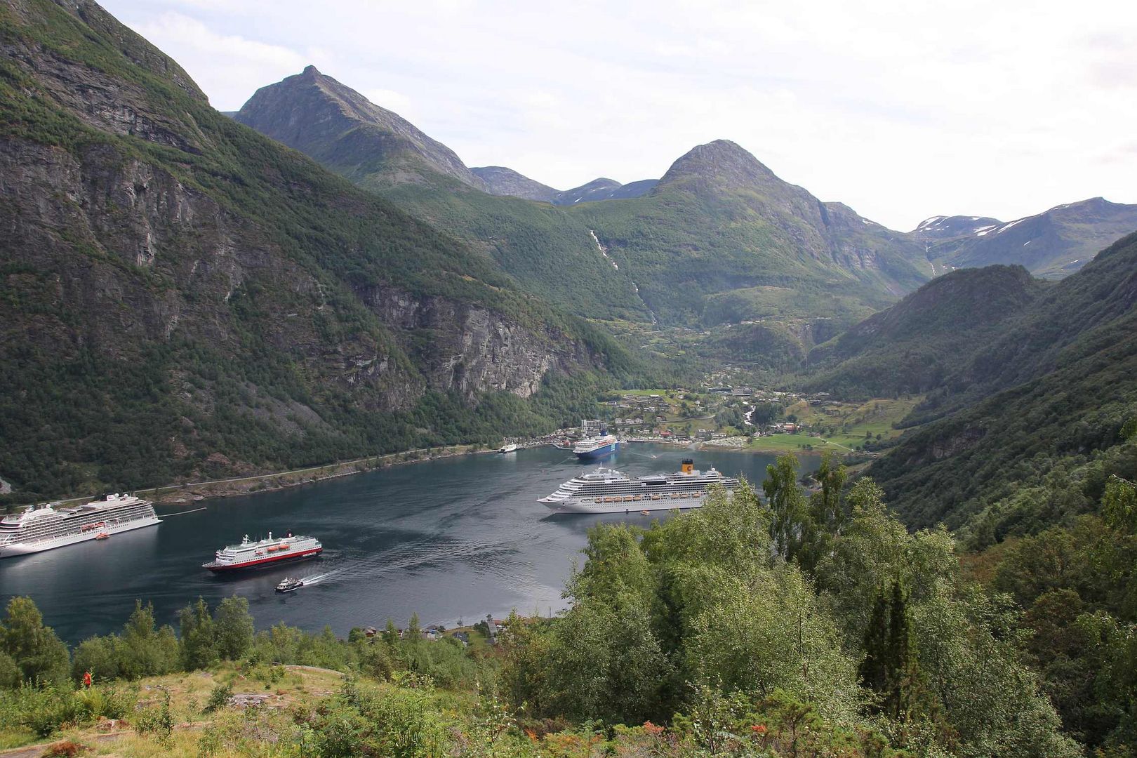 Rendezvous der Kreuzfahrtschiffe im Geirangerfjord