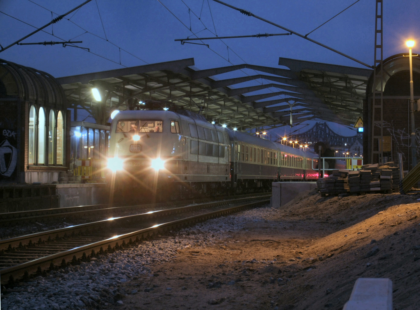 Rendsburg 103 mit IC Köln – Flensburg  hält an Gleis 3