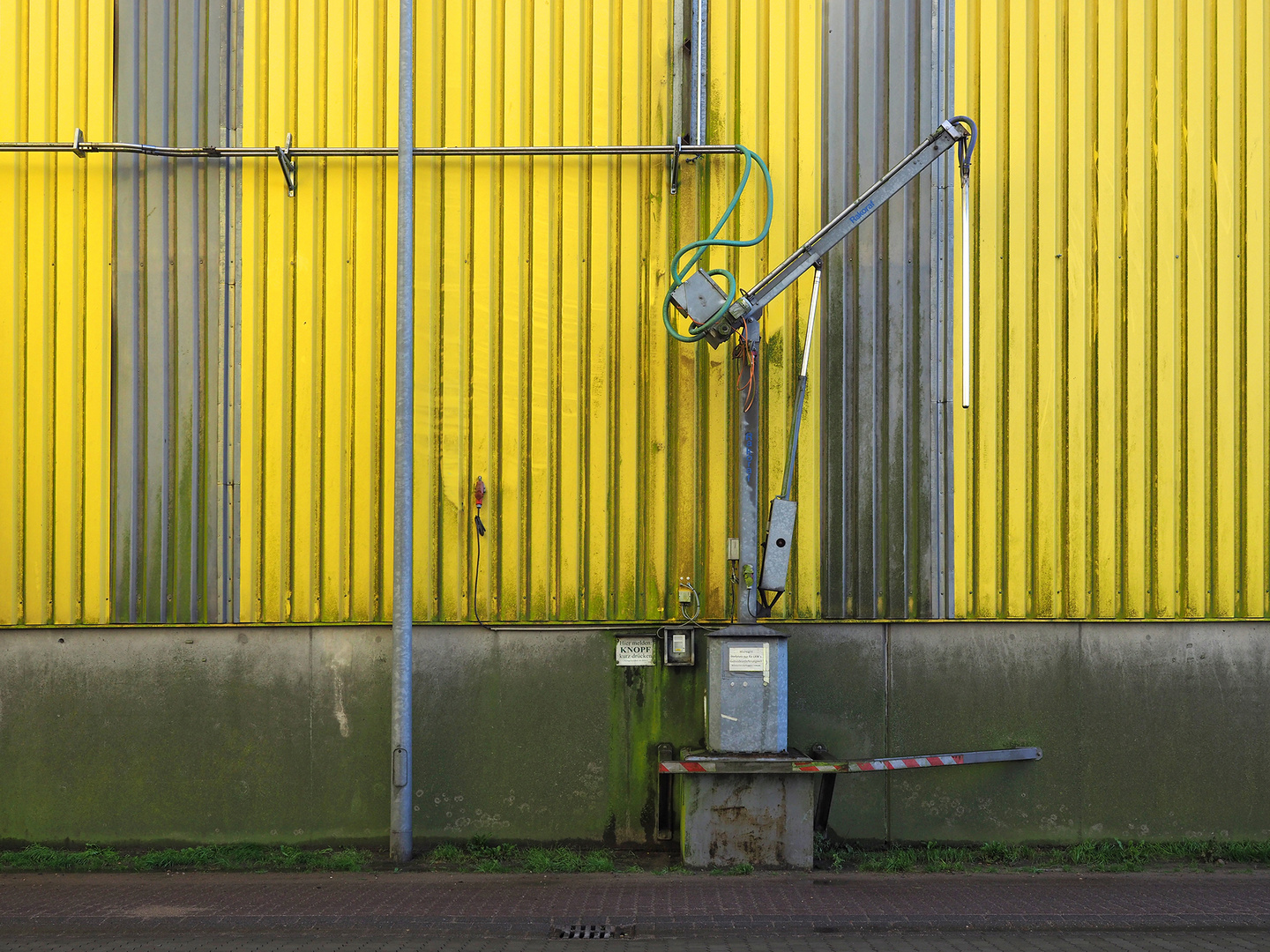 Rendsburg - Gelbe Wand mit Rakoraf