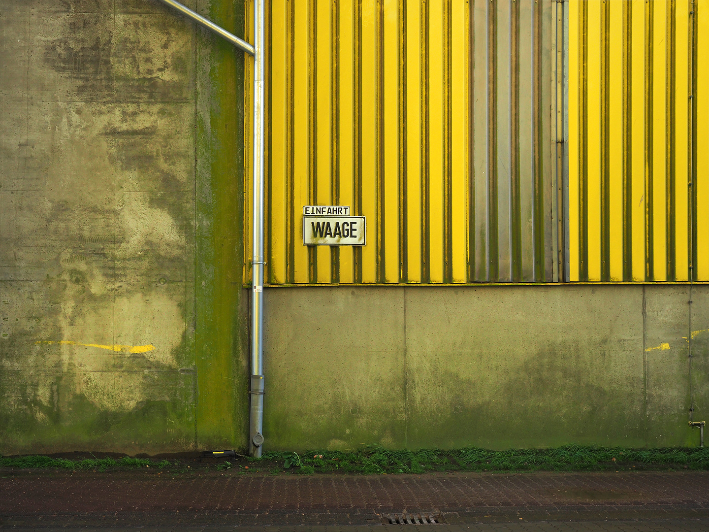 Rendsburg - Gelbe Wand mit Waage