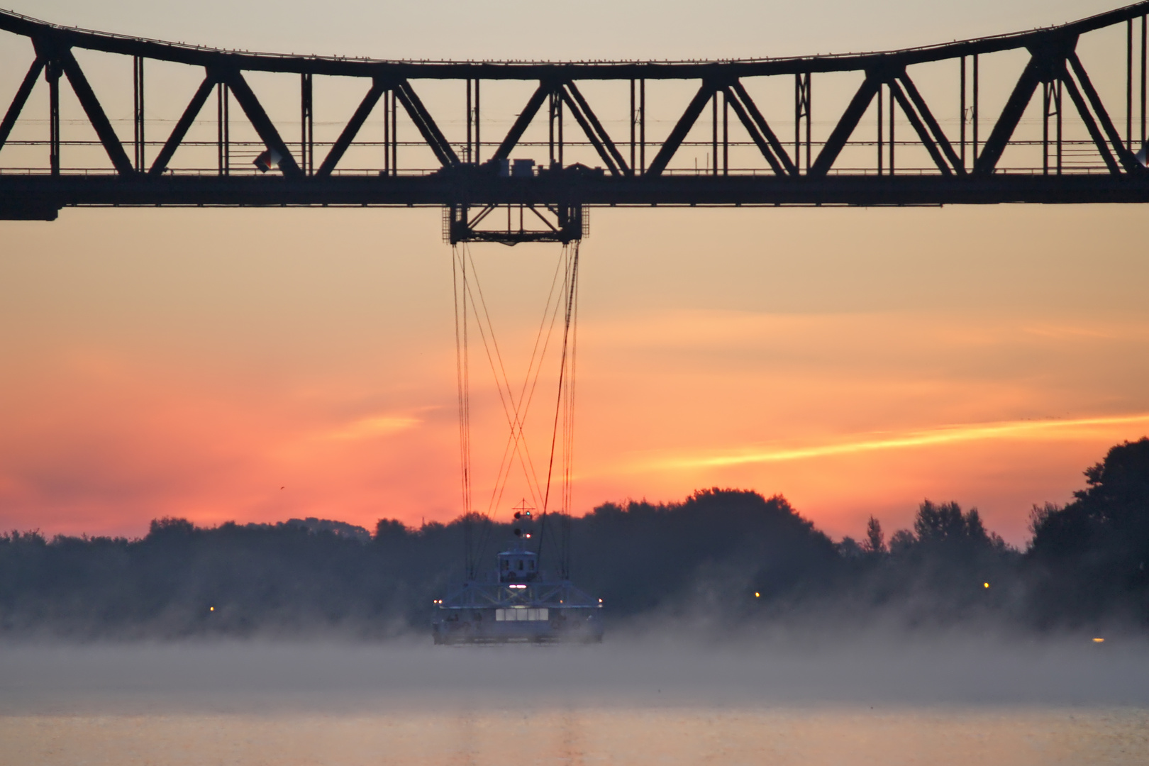 Rendsburg - railwaybridge in the middle with suspension ferry below