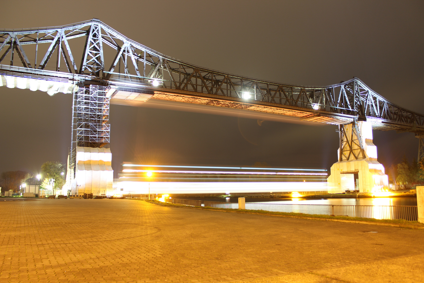 Rendsburger Eisenbahnhochbrücke bei Nacht