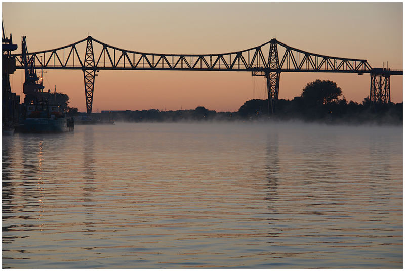 Rendsburger Eisenbahnhochbrücke im Morgengrauen