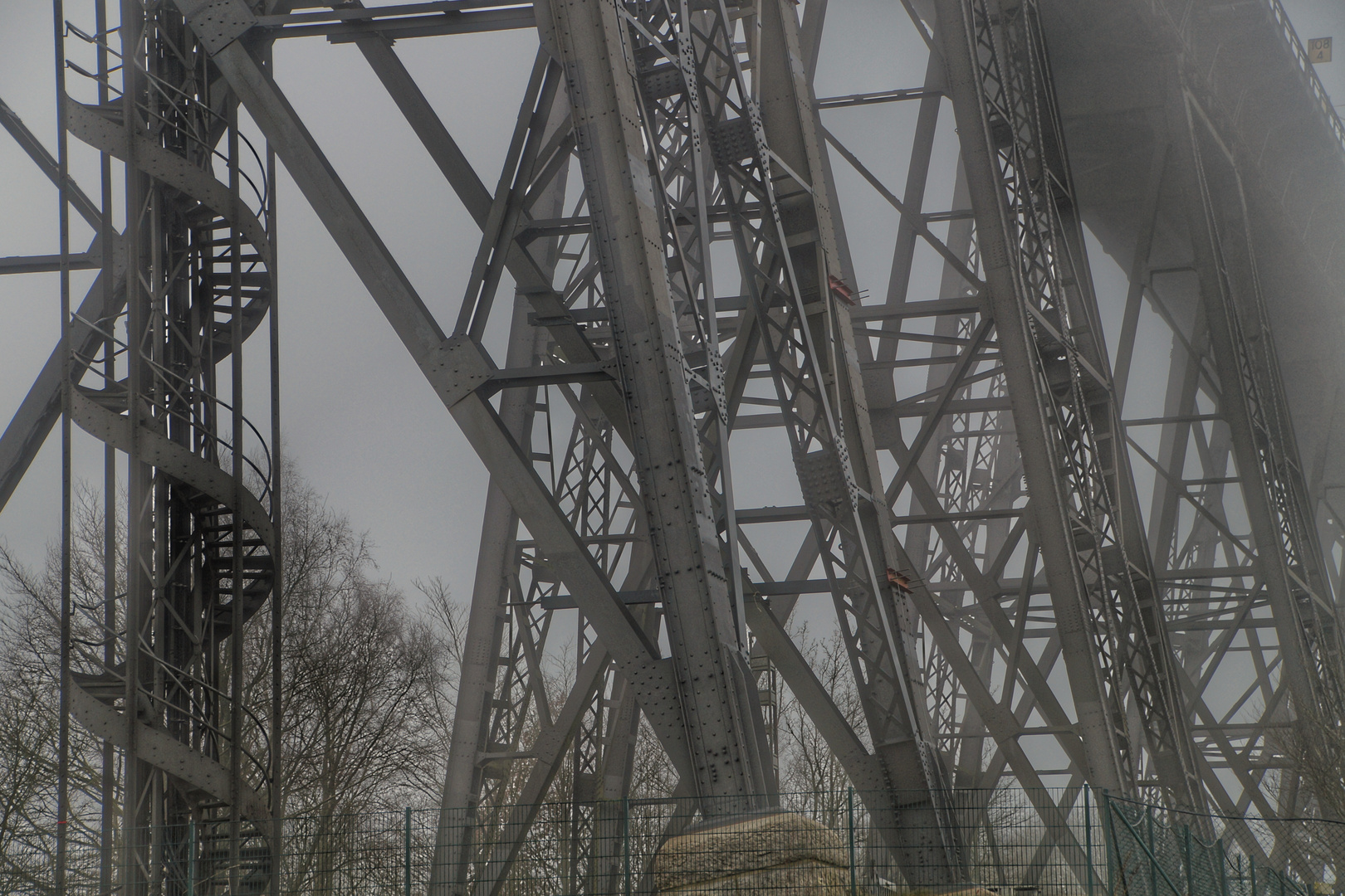 Rendsburger Hochbrücke im Nebel