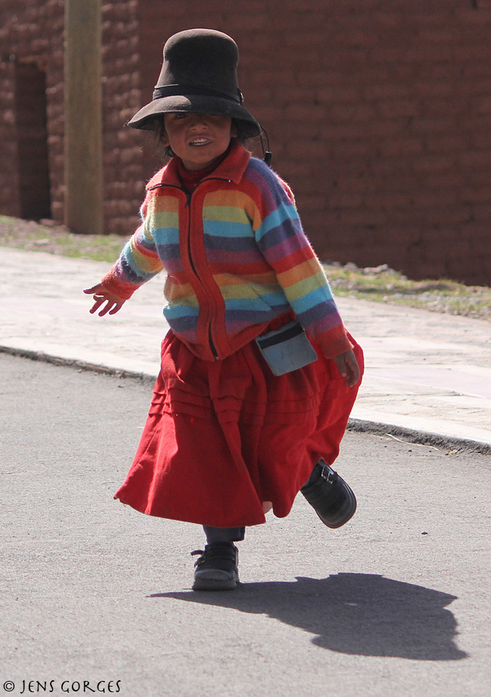 Rennendes Kind aus Peru