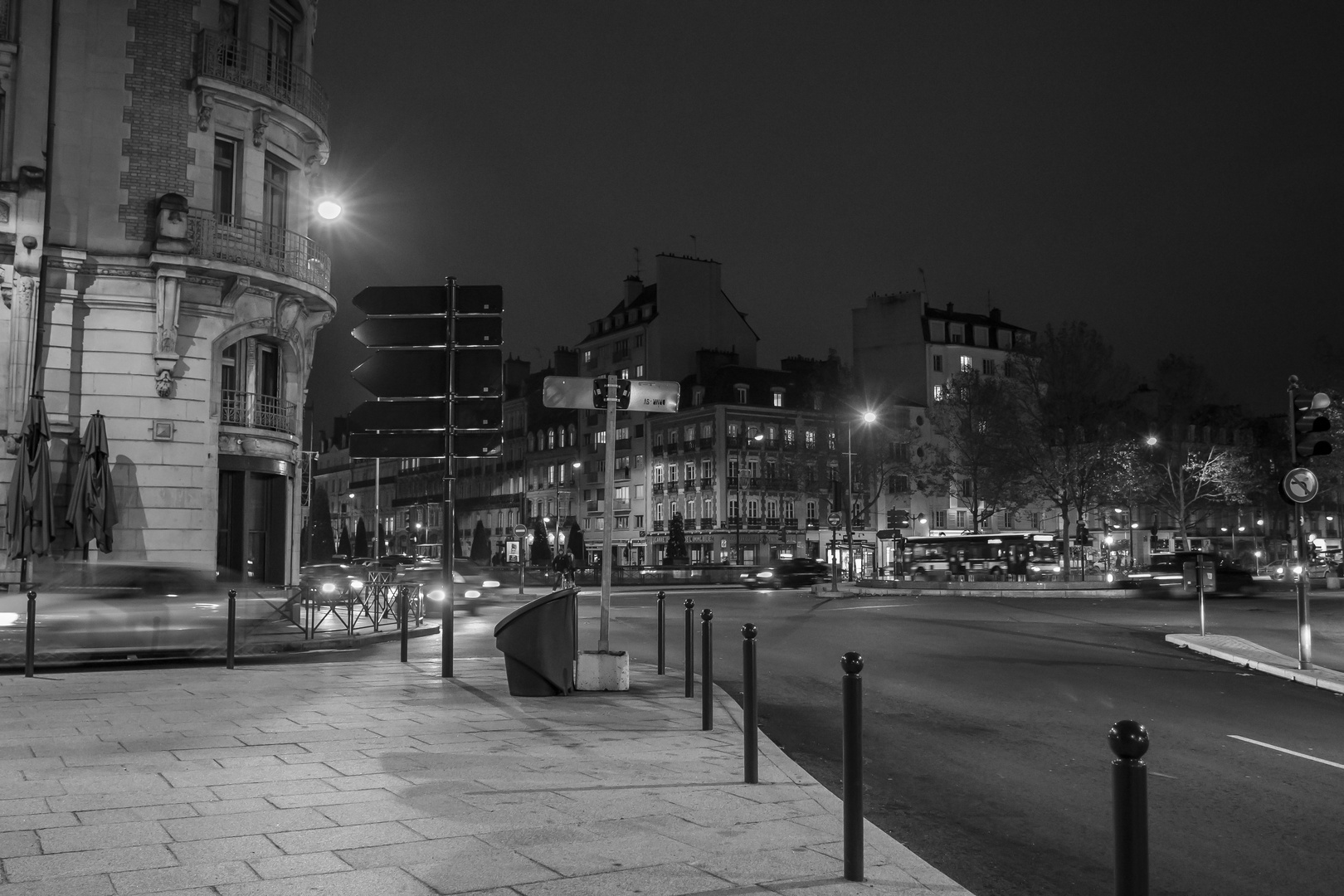 Rennes- Place de Bretagne la nuit.