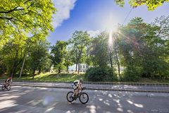 Rennfahrer im Gegenlicht