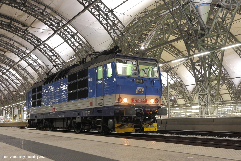 "Rennknödelpresse" 371 001-9, Dresden Hbf, April 2013