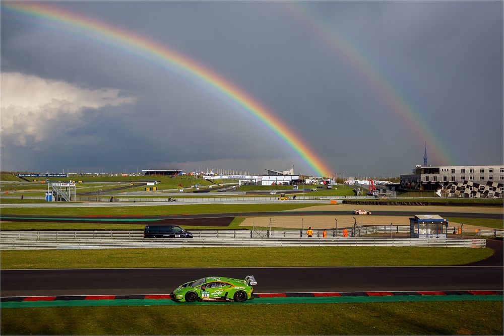 Rennsport unterm Regenbogen