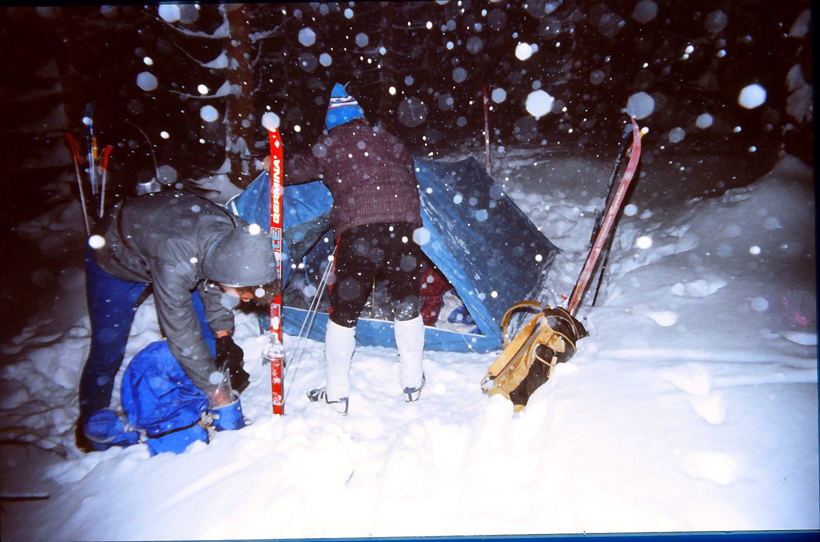  Rennsteigwanderung 1985 Winterquartier errichten in der Nacht