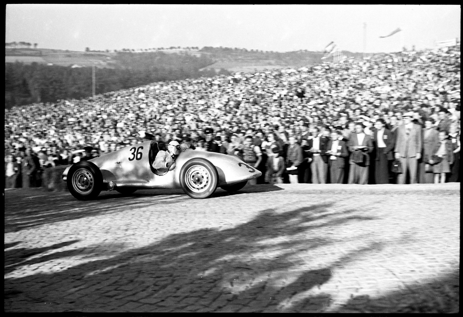 Rennwagen auf dem Sachsenring