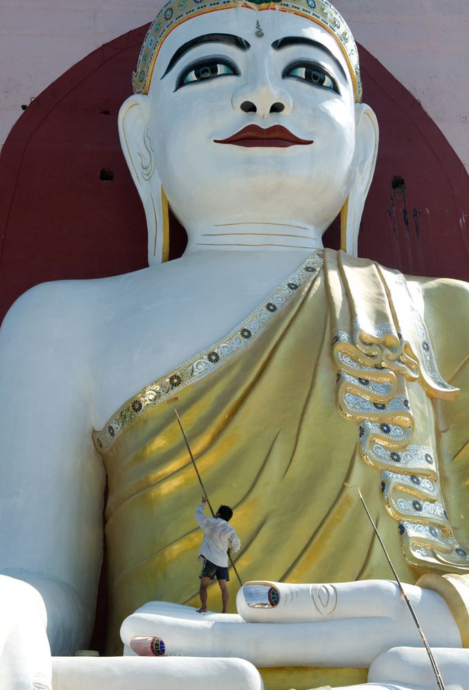 Renovationsarbeit am Budda