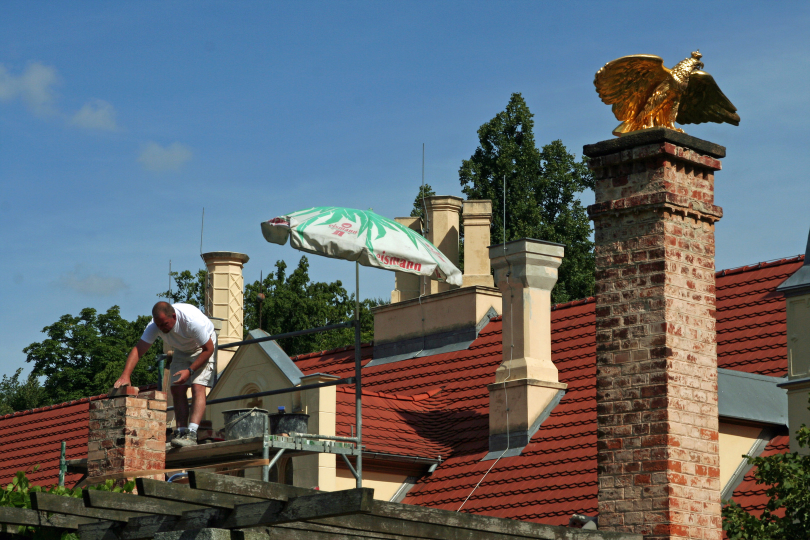 Renovierungsarbeiten an der Mauer des Pergolagartens im Schloss Branitz bei Cottbus