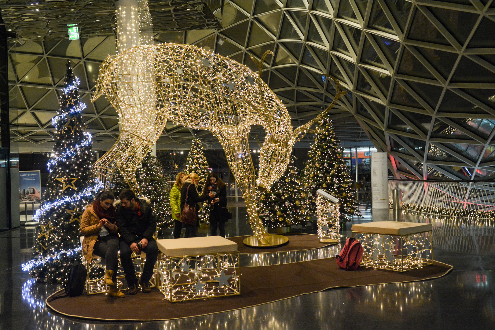 Rentier mit Weihnachtsbäumen - MyZeil in Frankfurt 2015