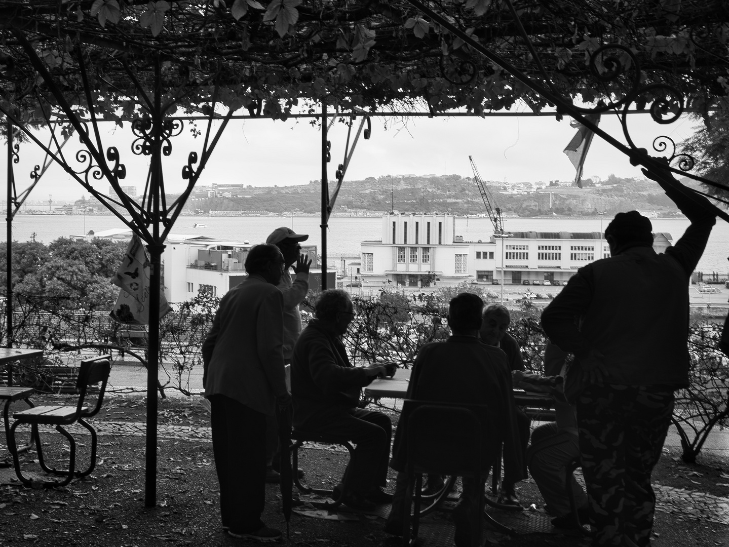 Rentner am Hafen in Lissabon