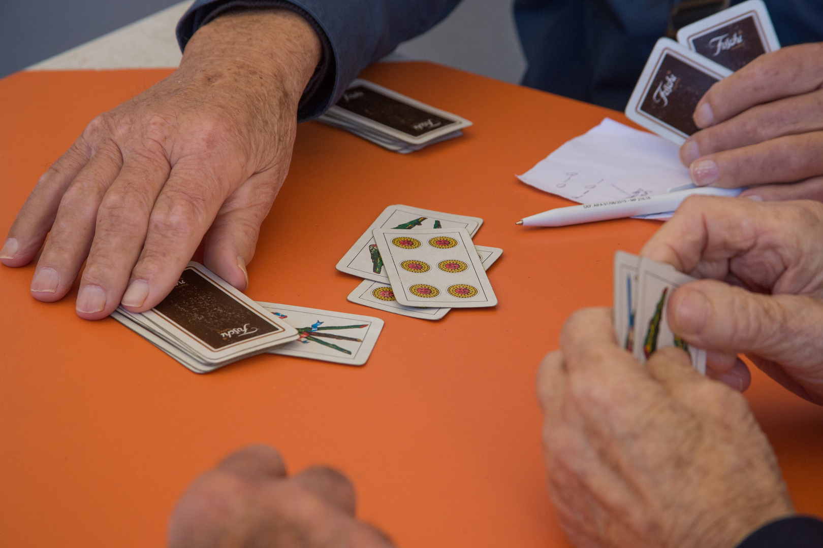 Rentner beim Karten spielen