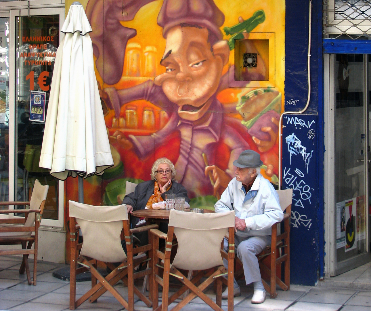 Rentner vor Streetart-Wandbild
