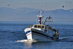 rentrer au port sous escorte....