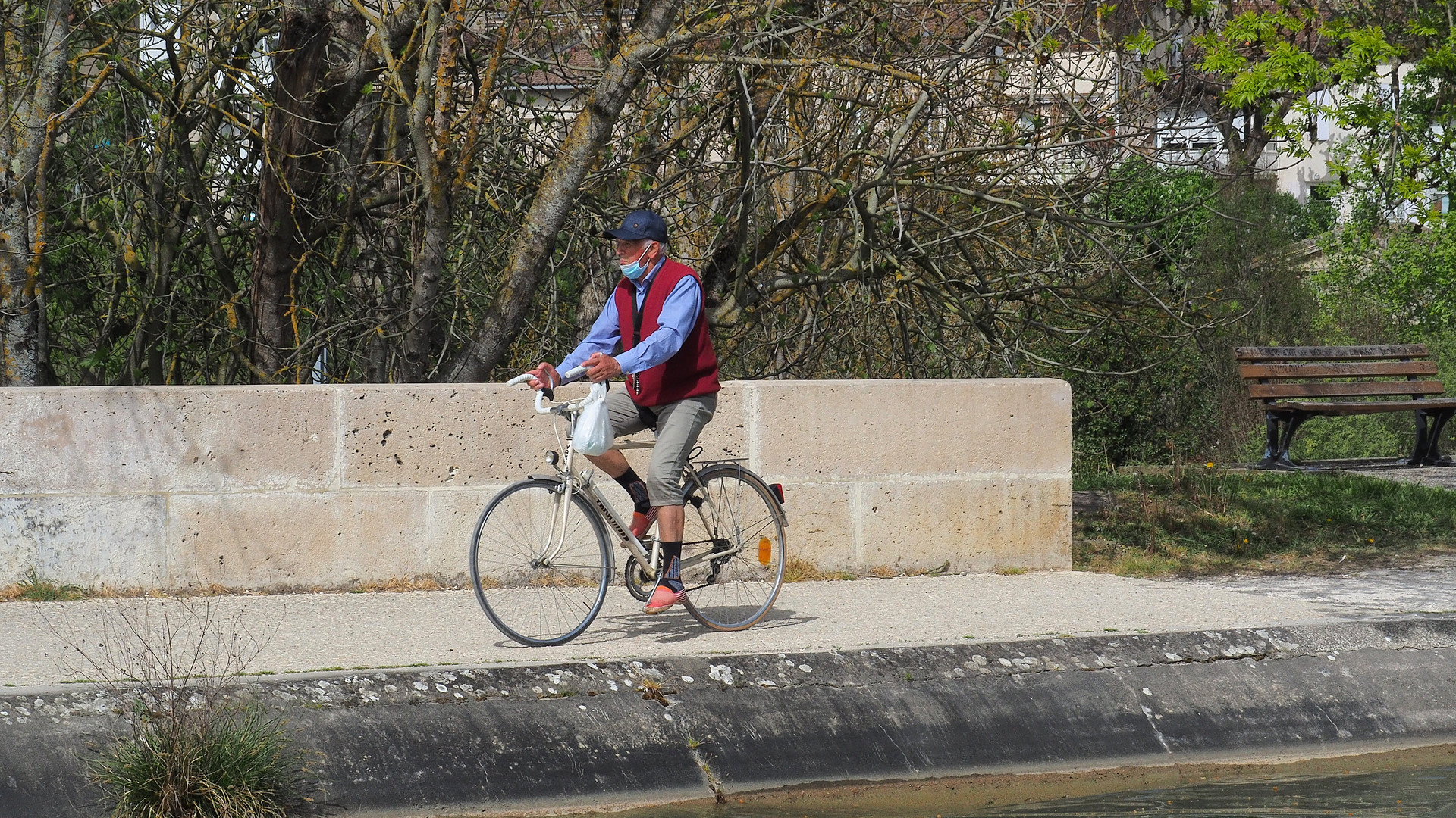 Rentrer tranquillement à la maison par le pont-canal