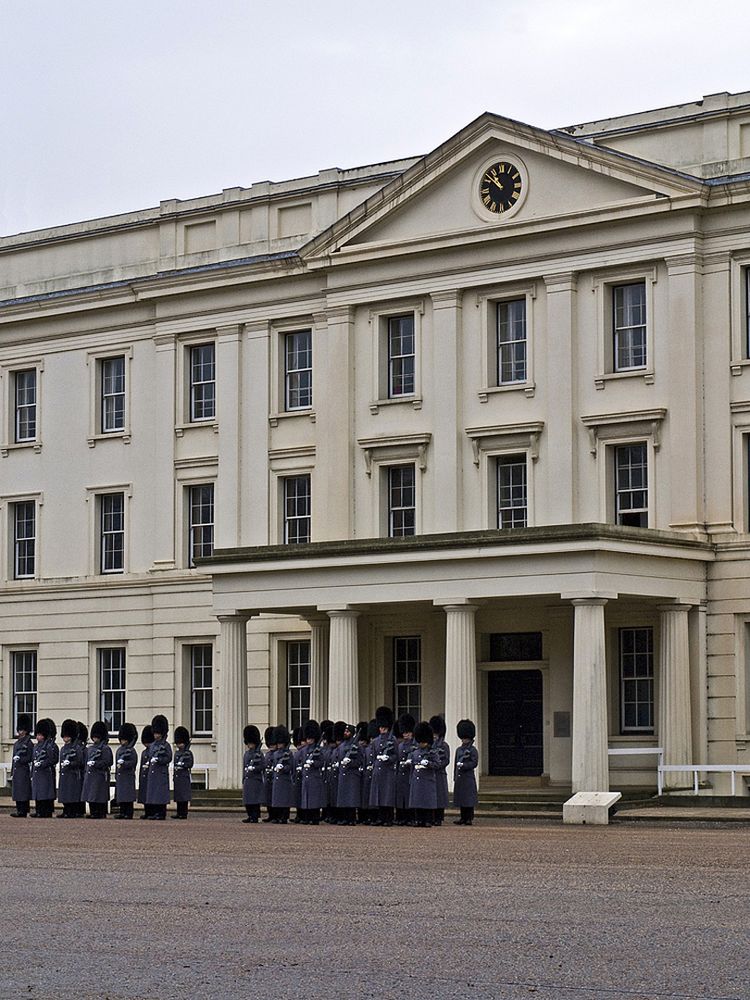 Répétition pour la relève de la Garde à Buckingham Palace  devant le Guards Museum 