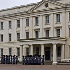  Répétition pour la relève de la Garde à Buckingham Palace  devant le Guards Museum 