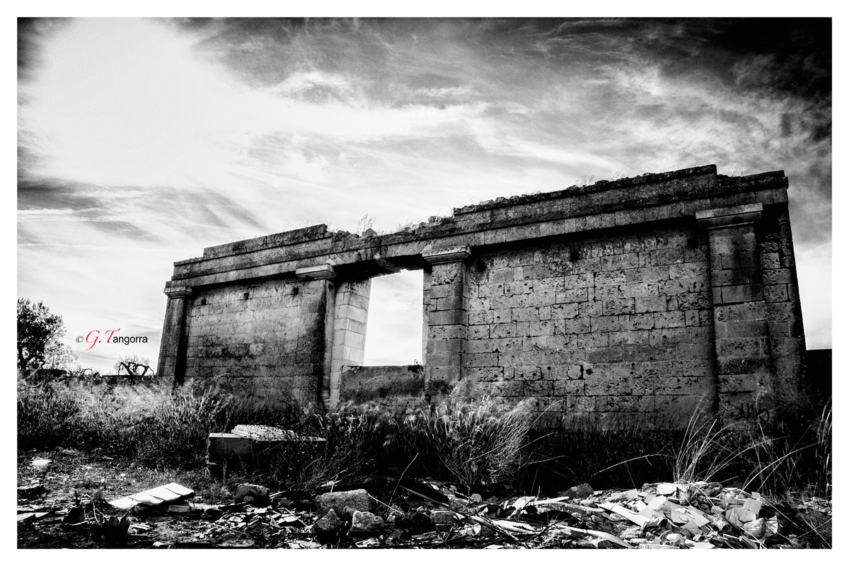 reportage a capurso (ingresso ex cimitero comunale,ormai abbandonato)